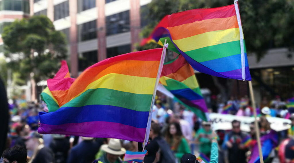 bandiere arcobaleno al vento