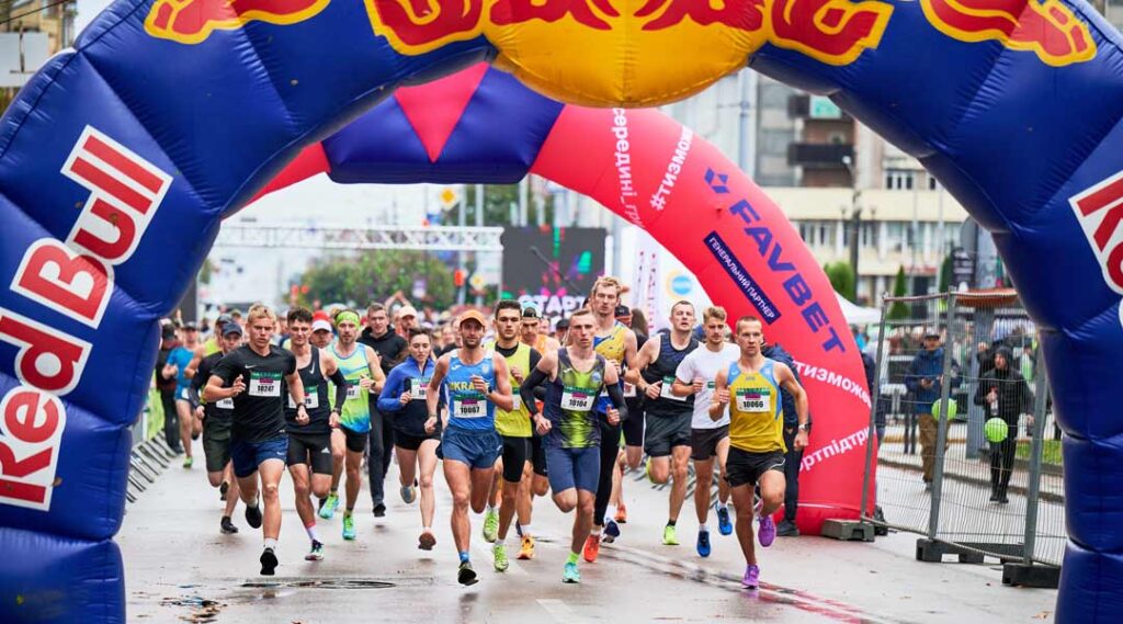 pubblicità con gonfiabili all'arrivo della maratona