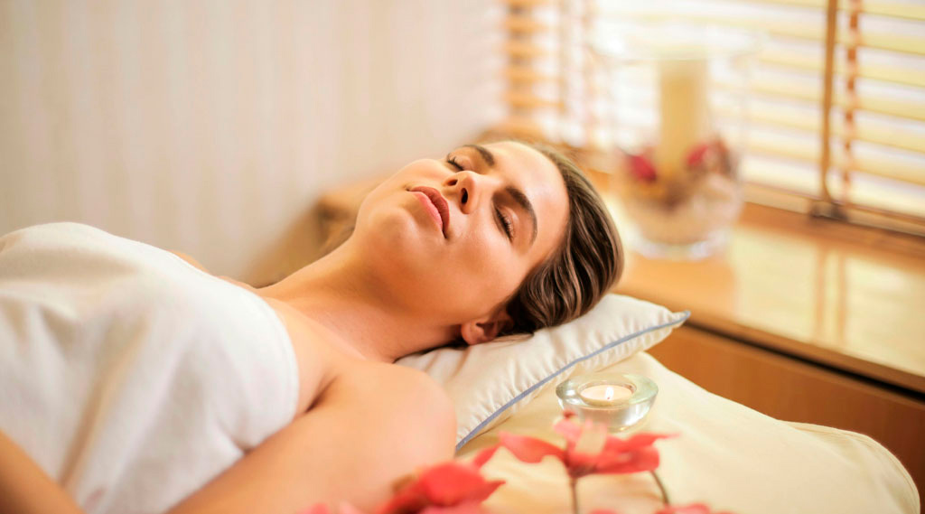 ragazza in sala relax per massaggio