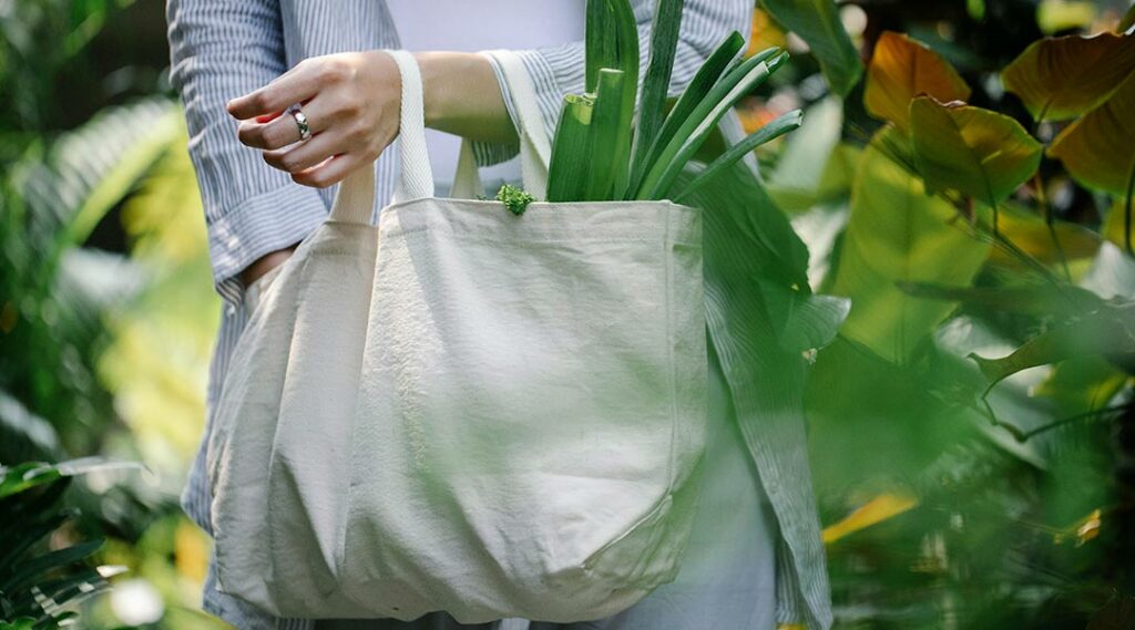 ragazza con shopper sostenibile all'aperto