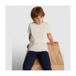 T-shirt da bambino con girocollo in 100% cotone da 190 g/m² Roly color giallo immagine stile di vita