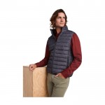 Gilet da uomo isolante in poliestere con effetto piuma 290 g/m² Roly color blu elettrico immagine stile di vita