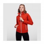 Giacchetto softshell da donna in poliestere da 300 g/m² Roly color bianco sporco immagine stile di vita