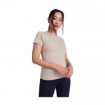 T-shirt aderente da donna in 100% cotone organico 160 g/m² Roly color blu mare immagine stile di vita